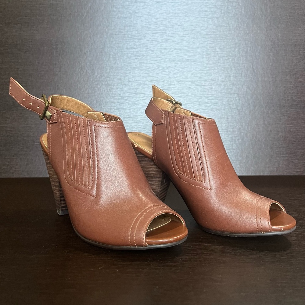 Tesori Brown Peep Toe Slingback sz 4
